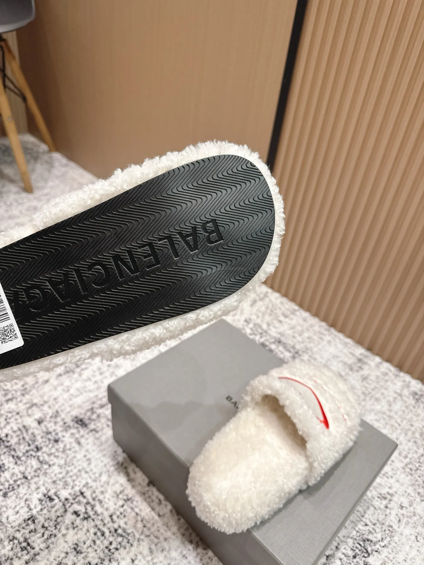 👟👟Ex-factory price 380👟👟 Top version BALENCIAGA~ Balenciaga fur mop with new Balenciaga political Campaign logo embroidery! A favorite among European and American celebrities, celebrities, and internet celebrities, the upper is exquisite, hand-sewn and threaded, fluffy and soft against the skin.  This can be worn all year round! Wear it with socks in spring, autumn and winter, or wear it alone in summer. It looks good and is comfortable. The upper is wide, showing your feet and calves, and stepping into it is like bare feet on a carpet. It really matches, wears, and looks so good. When you put it on, it looks casual and simple fashion. It has a high-end feel and is invincible when you go out on the street! Size: 35-40